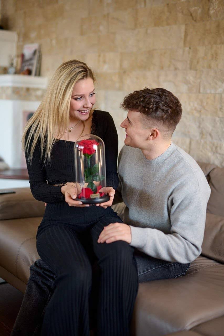 Rosen im Glas als stilvolle Dekoration – Geschenkidee für Partnerin oder Freund