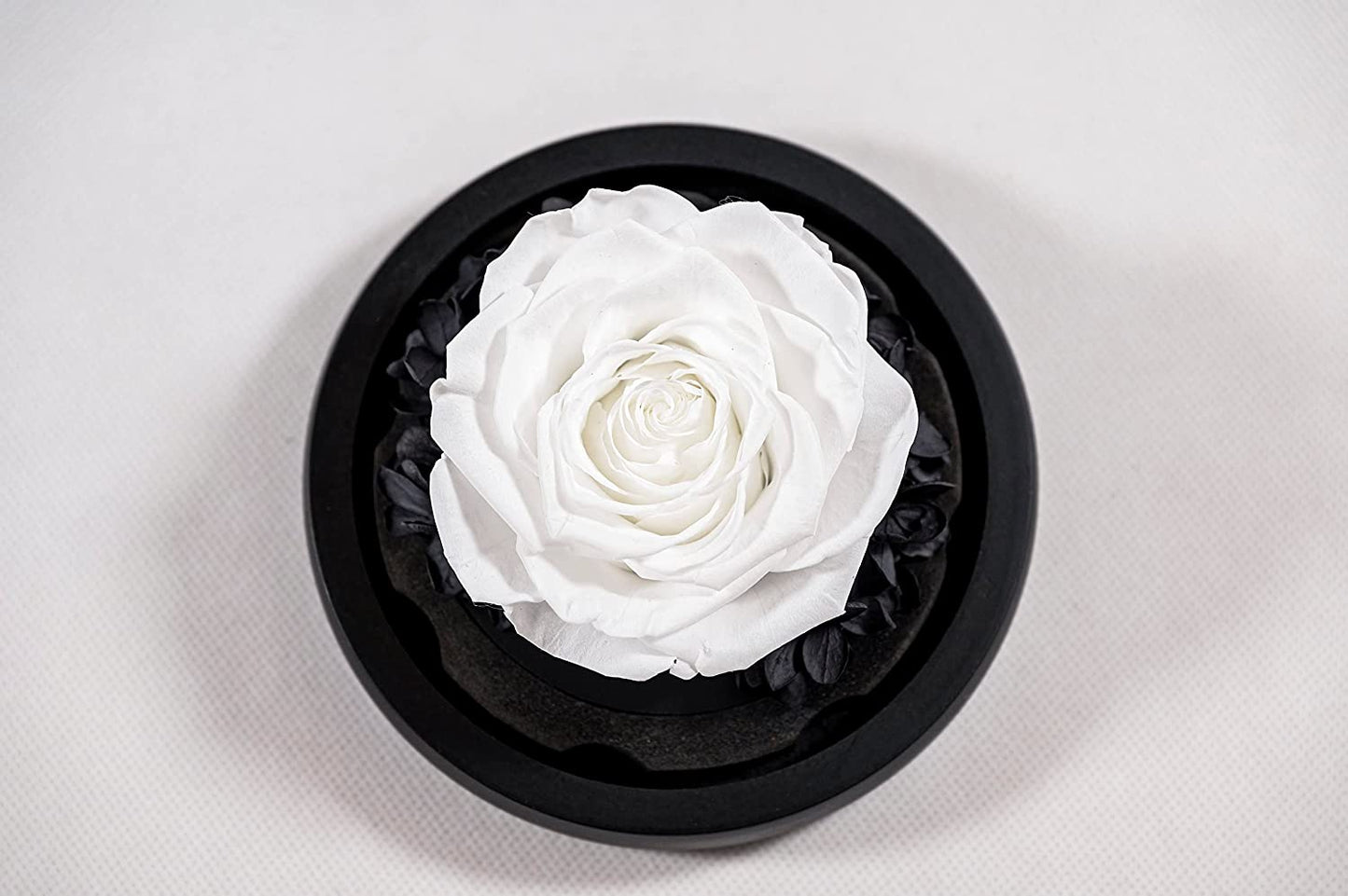 Rose im Glas in Geschenkbox auf Tisch – romantisches Geschenk für Frauen