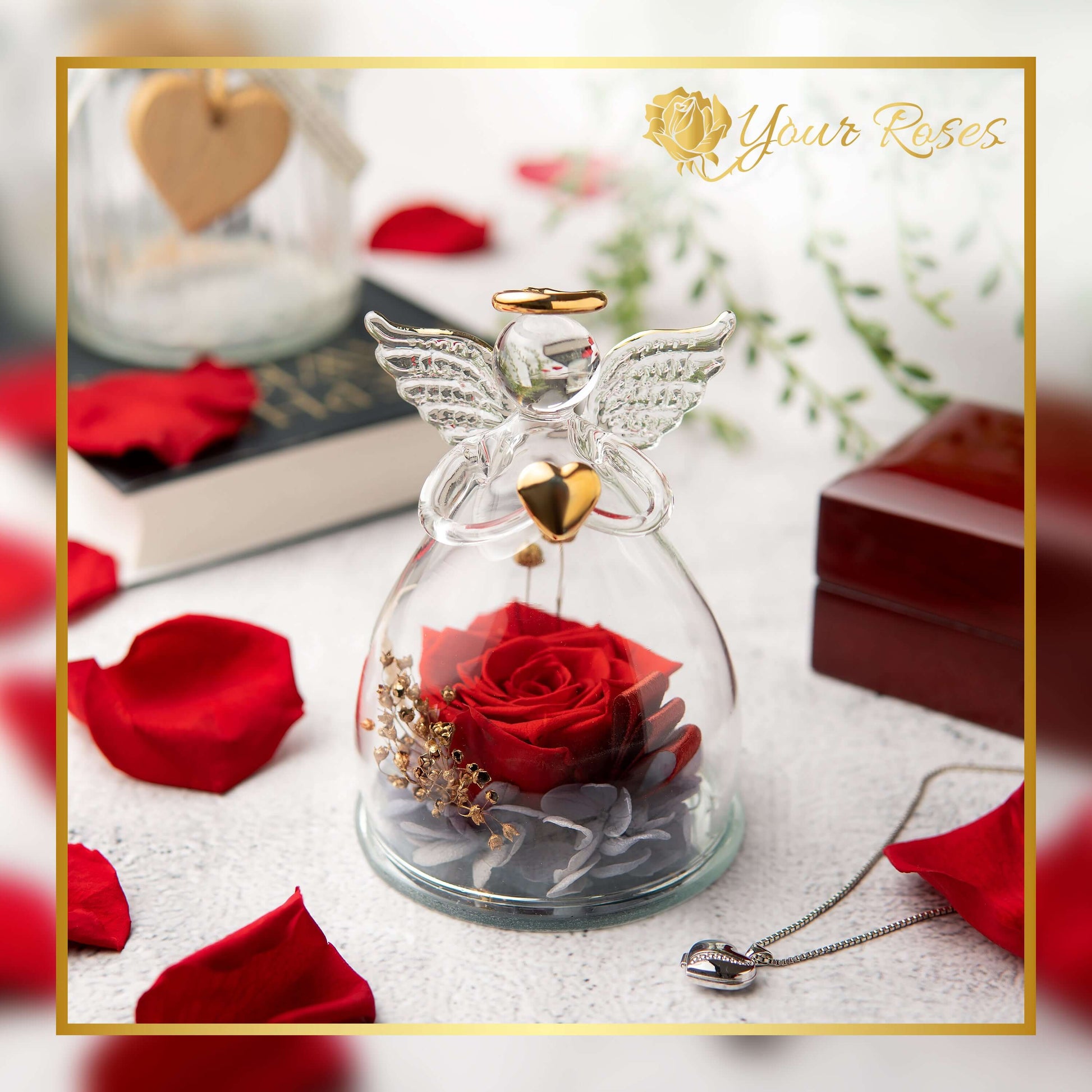 Geschenkbox mit Rose im Glas auf Tisch – dekoratives Geschenk